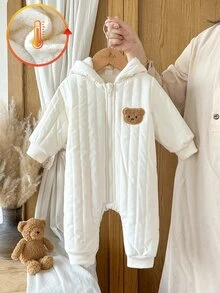 SHEIN Vintaside Kids 1件男嬰幼兒連帽連身衣 可愛甜美白色絎縫熊圖案 毛絨內裡 長袖連帽加厚 假日冬季聖誕前開拉鍊款 - 杏色 - 查看 4