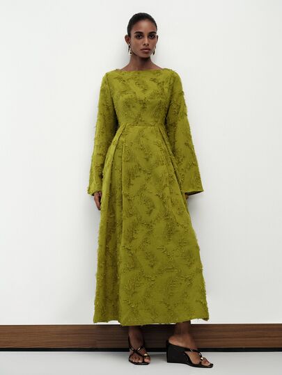 Aveloria Modichic Vestido de mujer de manga larga para otoño/invierno en verde oliva con borlas, jacquard, recortes, tela gruesa, cuello redondo, cintura ceñida, bajo plisado en forma de paraguas y mangas acampanadas, diseño exquisito, elegante, minimalista, estilo Old Money, moderno, para ir al trabajo, casual, vacaciones, bohemio, nómada y versátil