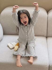 DAZY 女嬰韓式條紋領襯衫與條紋寬鬆休閒長褲 2 件套居家服 - 黑與白 - 查看 7
