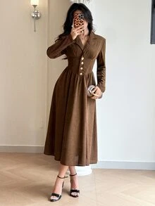 Modelyn Gaun Midi Elegan Wanita Warna Polos dengan Kerah Berlipat, Lengan Panjang, dan Desain Kancing - Coklat - View 4