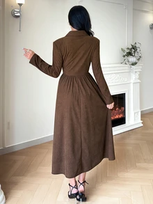 Modelyn Gaun Midi Elegan Wanita Warna Polos dengan Kerah Berlipat, Lengan Panjang, dan Desain Kancing - Coklat - View 2
