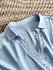 Grovea Kemeja Plus Size Biru Gaya Komuter Prancis dengan Tali Pinggang dan Patchwork Renda untuk Musim Gugur - Putih - View 7