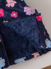 SHEIN 幼女加厚鋪棉背心 可愛甜美海軍藍粉色花卉印花 絎縫無袖立領 厚款戶外度假冬季外套 秋季 - 彩色 - 查看 8