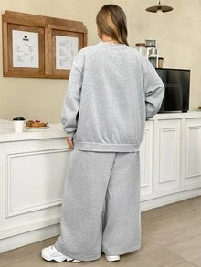 SHEIN CURVE+ Setelan 2 Potong Sweatshirt dan Celana Olahraga Kasual Serbaguna Ukuran Plus dengan Motif Rider, Pakaian Santai Wanita Musim Gugur/Dingin, Nyaman dan Serbaguna untuk Musim Gugur. - Grey - View 2