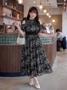 Bijouette Zanying 夏季大尺碼黑白水墨印花露肩收腰洋裝 126cm 抓皺領口泡泡袖 海軍藍 優雅正式 - 黑色 - 查看 6