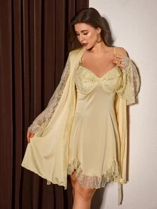 Slumberist Set 2 Potong Gaun Tidur Satin Mengkilap dengan Patchwork Renda untuk Wanita Ukuran Plus dan Jubah Panjang Sedang dengan Ikat Pinggang, Pakaian Santai - Kuning - View 3