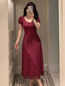 DAZY 甜美蝴蝶結圖案滿版印花蕾絲拼接花瓣袖短袖收腰長洋裝夏季女款睡裙 - 酒紅色 - 查看 1
