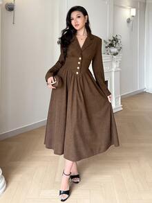 Modelyn Gaun Midi Elegan Wanita Warna Polos dengan Kerah Berlipat, Lengan Panjang, dan Desain Kancing - Coklat - View 3