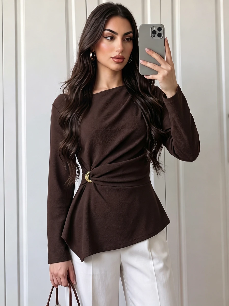 SHEIN PETITE Kaos Lengan Panjang Wanita dengan Dekorasi Logam dan Hem Asimetris - Coklat - View 1