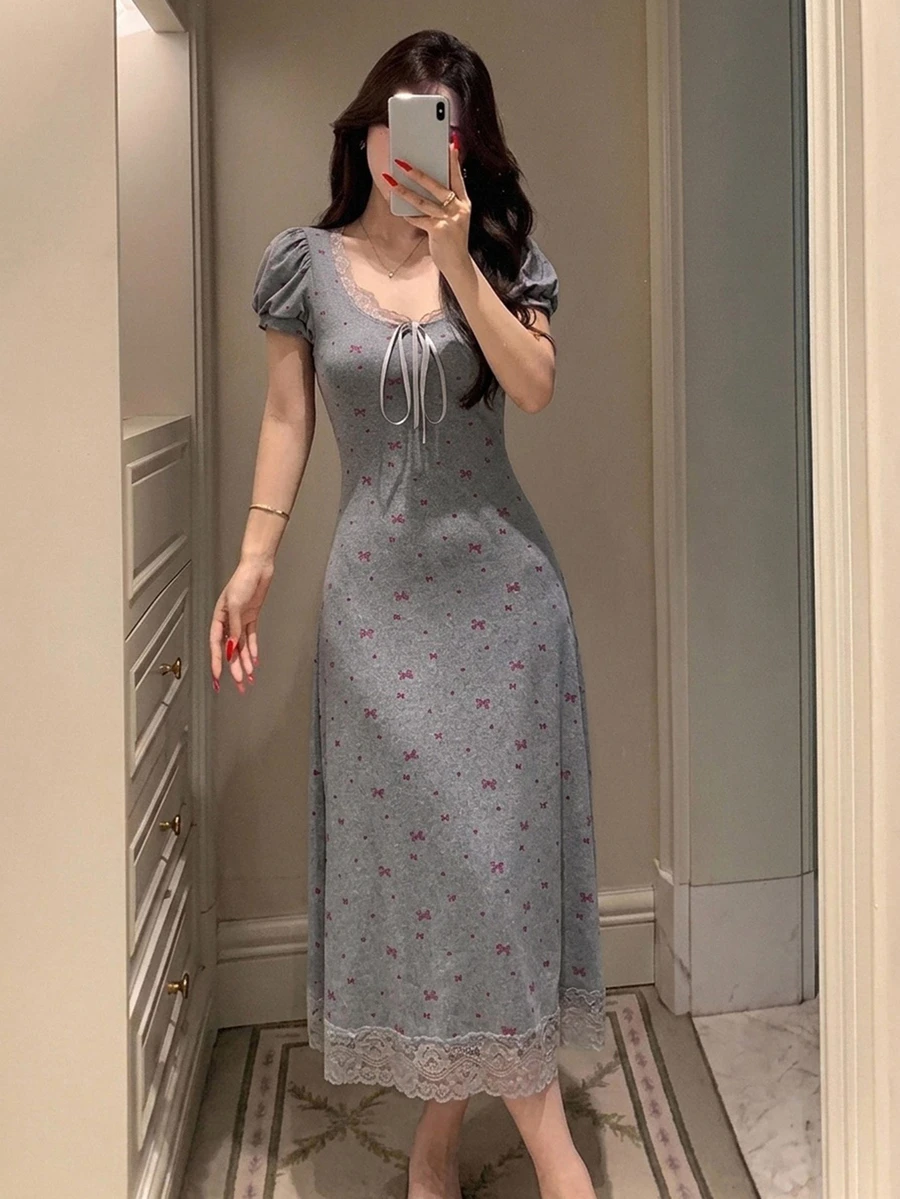 DAZY 甜美蝴蝶結圖案滿版印花蕾絲拼接花瓣袖短袖收腰長洋裝夏季女款睡裙 - 灰色 - 查看 1