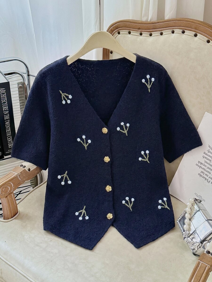 Modelyn 女款大尺碼V領刺繡短袖套頭針織開襟衫 - 藏蓝色 - 查看 1