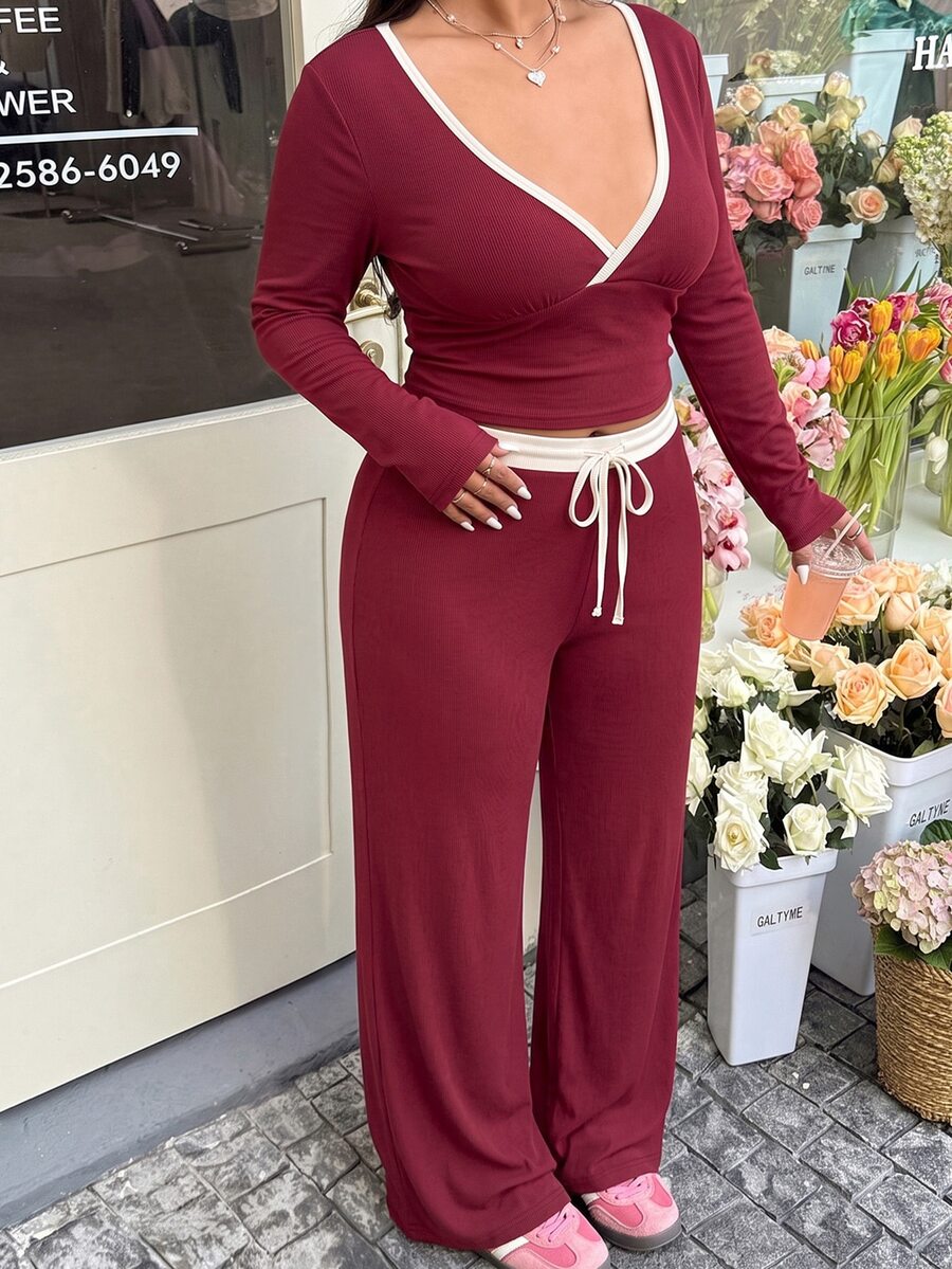 GalTyme 大尺碼女款 V 領長袖 T 恤與抽繩腰長褲休閒兩件套 - 酒紅色 - 查看 1