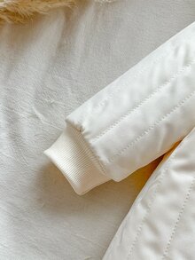 SHEIN Vintaside Kids 1件男嬰幼兒連帽連身衣 可愛甜美白色絎縫熊圖案 毛絨內裡 長袖連帽加厚 假日冬季聖誕前開拉鍊款 - 杏色 - 查看 6