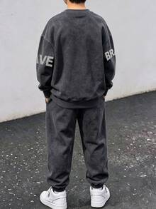 SHEIN 男童秋冬水洗做舊圓領衛衣與慢跑褲兩件套，炭灰色復古做舊紋理圓領上衣搭配裂紋 BRAVE 字母印花，配同款印花慢跑褲，完美復古街頭風秋冬套裝 - 深灰色 - 查看 2
