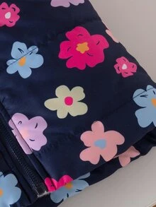 SHEIN 幼女加厚鋪棉背心 可愛甜美海軍藍粉色花卉印花 絎縫無袖立領 厚款戶外度假冬季外套 秋季 - 彩色 - 查看 5