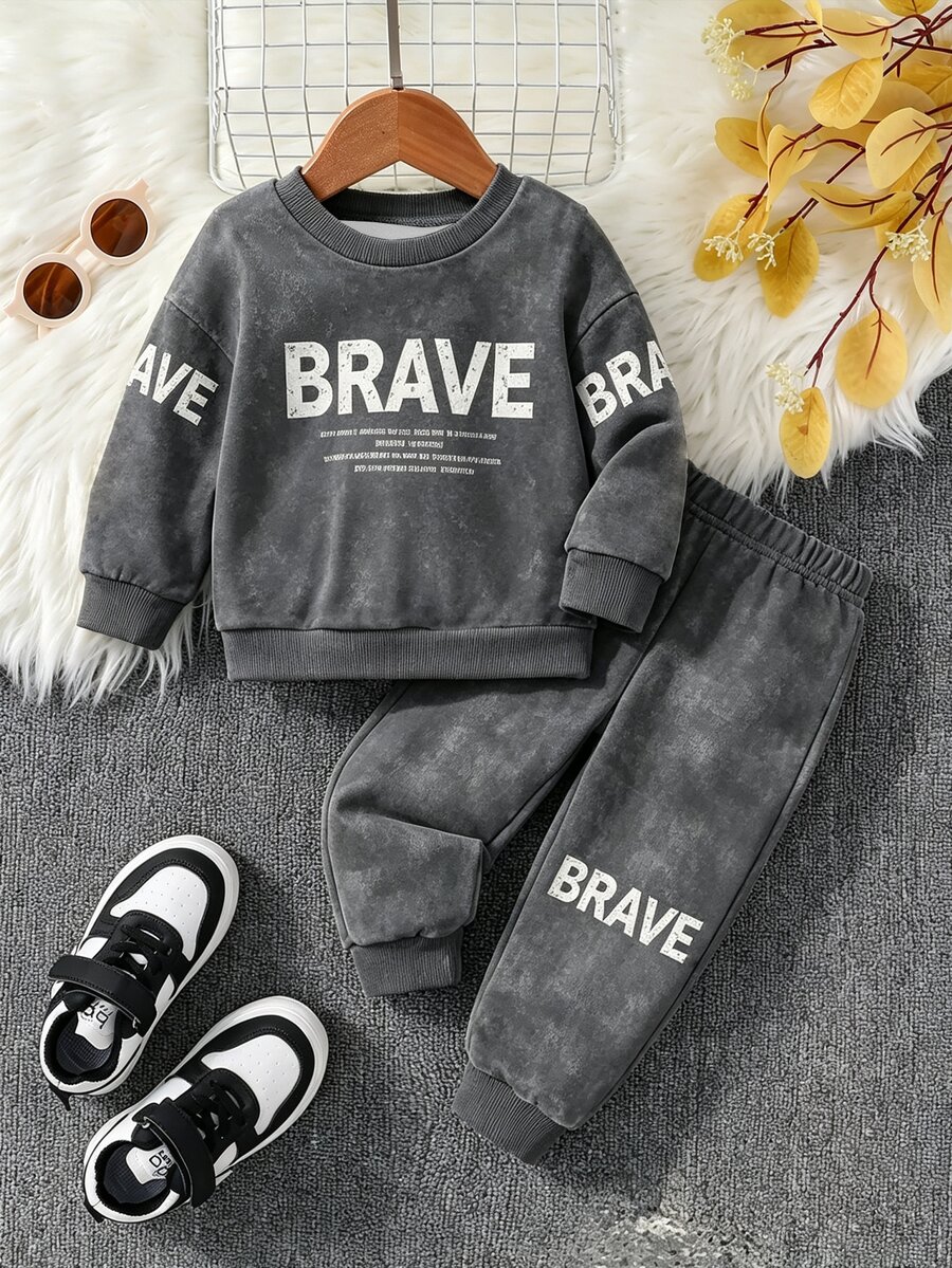 男嬰深灰色運動套裝,時尚 BRAVE 字母圓領衛衣與長褲,秋冬款,適合戶外與街頭穿著 - 彩色 - 查看 1