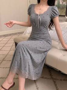 DAZY 甜美蝴蝶結圖案滿版印花蕾絲拼接花瓣袖短袖收腰長洋裝夏季女款睡裙 - 灰色 - 查看 3