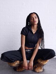 COUREZ Jorts Denim Longline Low Rise Warna Indigo Wash / Pakaian Musim Gugur Y2K untuk Wanita, Outfit Pergi Musim Dingin, Outfit Musim Gugur untuk Wanita, Celana Jeans Pendek - Dark Wash - View 3