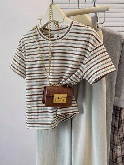 SHEIN Frenchy تي شيرت نسائي بقصة فضفاضة وياقة دائرية وأكمام قصيرة بأسلوب بسيط وكاجوال، تصميم مخطط بطراز أمريكي عتيق، مناسب للتنقل اليومي والمواعدة والحفلات والزفاف والشاطئ والتخرج والخروجات وإطلالة Y2K ومهرجانات الموسيقى والعطلات وموسم العودة إلى المدرسة، يجمع بين الأناقة والإحساس الكاجوال، تي شيرت بمقاسات كبيرة