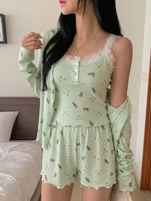 DAZY 3件組可愛熊圖案滿版印花細肩帶開襟上衣與短褲女款睡衣套裝 - 綠色 - 查看 7