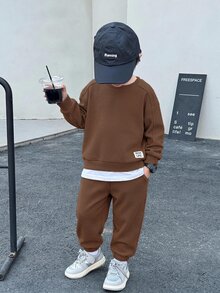 SHEIN Little Byeori 兒童小男孩裝飾編織標籤針織柔軟圓領長袖套頭運動衫與彈性腰收口長褲 2件/套，舒適百搭時尚日常可愛休閒極簡百搭風格，適合室內、戶外滑雪、日常穿著、運動、玩耍、派對，秋冬適用 - 棕色 - 查看 3