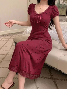 DAZY 甜美蝴蝶結圖案滿版印花蕾絲拼接花瓣袖短袖收腰長洋裝夏季女款睡裙 - 酒紅色 - 查看 3