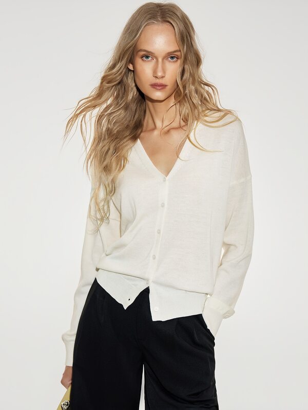 ATUI Studio Damen V-Ausschnitt einreihige einfarbige Knopfleiste Strickjacke mit Drop-Shoulder, langen Ärmeln und geripptem Saum, minimalistischer lässiger Pendlerstil