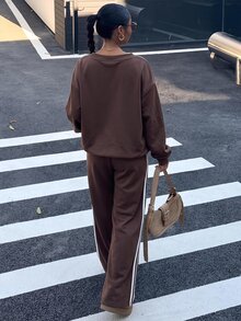 Muchica 秋冬新款復古運動風白色對比條紋女款寬鬆V領毛茸茸柔軟彈性衛衣與運動褲2件套，秋冬風格，秋季穿搭，適合日常通勤、約會、聚會及其他場合 - 棕色 - 查看 2