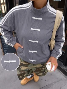 SHEIN EZwear 大尺碼對比色條紋青蛙鈕扣薄夾克 教師正式灰色秋季運動休閒款 - 深灰色 - 查看 2