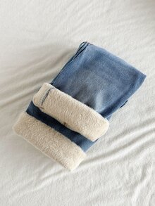 女嬰牛仔長褲，柔軟棉質休閒款，時尚百搭舒適，極簡風，彈性腰頭，斜門襟設計，複合杏色抓絨內裡，寬鬆直筒版型，淺藍水洗牛仔長褲，適合日常穿著與度假 - 中等水洗藍 - 查看 6