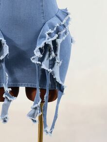 SHEIN فستان جينز نسائي بتصميم مرقع وحافة مهترئة وكشكشة وقصة ضيقة وياقة هالتر - الأزرق - مشاهدة 4