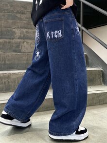 SHEIN Genkimix Kids 男童牛仔長褲 柔軟棉質休閒街頭風 鬆緊腰帶 前方蜘蛛刺繡 後口袋字母蜘蛛網設計 深藍色寬鬆版型 - 深色水洗藍 - 查看 1