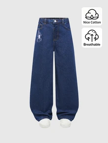 SHEIN Genkimix Kids 男童牛仔長褲 柔軟棉質休閒街頭風 鬆緊腰帶 前方蜘蛛刺繡 後口袋字母蜘蛛網設計 深藍色寬鬆版型 - 深色水洗藍 - 查看 2
