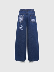 SHEIN Genkimix Kids 男童牛仔長褲 柔軟棉質休閒街頭風 鬆緊腰帶 前方蜘蛛刺繡 後口袋字母蜘蛛網設計 深藍色寬鬆版型 - 深色水洗藍 - 查看 5