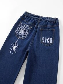 SHEIN Genkimix Kids 男童牛仔長褲 柔軟棉質休閒街頭風 鬆緊腰帶 前方蜘蛛刺繡 後口袋字母蜘蛛網設計 深藍色寬鬆版型 - 深色水洗藍 - 查看 7