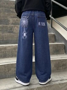SHEIN Genkimix Kids 男童牛仔長褲 柔軟棉質休閒街頭風 鬆緊腰帶 前方蜘蛛刺繡 後口袋字母蜘蛛網設計 深藍色寬鬆版型 - 深色水洗藍 - 查看 3