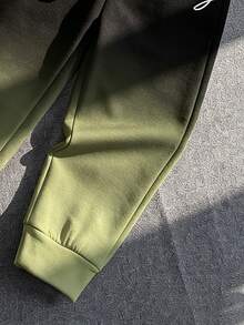 1套男嬰KING印花長袖圓領衛衣與長褲套裝，春秋新款，酷炫時尚整體設計，百搭時尚，展現孩子活力，漸層紮染面料搭配獨家字母皇冠圖案，帥氣有氣場，適合春夏秋季，適用旅行、度假與送禮 - 彩色 - 查看 5