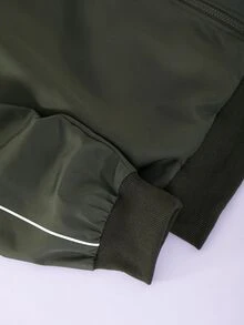 Vacaura 美式街頭賽車風連帽夾克，對比線條設計，拉鍊連帽外套，身軀曲面對比縫線，短版寬鬆修身，適合各種身型，全開襟拉鍊方便造型，適合日常穿著、街頭穿搭，春秋單穿、初冬疊穿 - 軍綠色 - 查看 5