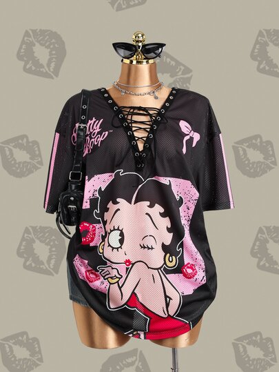Betty Boop x SHEIN เสื้อยืดแขนสั้นผู้หญิงไซส์ใหญ่ ลายพิมพ์ตัวอักษร ดีไซน์คอเสื้อพร้อมตาไก่และเชือกผูก