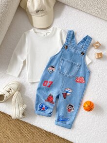 SHEIN Playful Pals 2件組男嬰春秋俏皮工裝風白色長袖T恤搭配運動字母印花吊帶褲套裝，寬鬆舒適版型，適合日常外出、學校活動、戶外玩耍、家庭聚會、拍照，戶外休閒仿水洗水紋印花 - 淺藍色 - 查看 3
