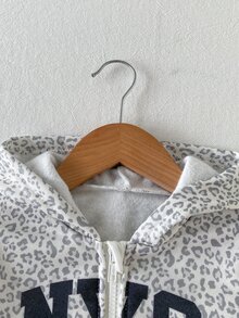 SHEIN Playful Pals 1件幼童女款拉鍊連帽外套 可愛學院風 白色豹紋字母長袖連帽外套 戶外冬季秋冬聖誕羅紋 - 淺灰色 - 查看 4