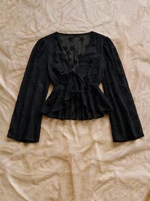 Soleia V領前綁帶荷葉邊下擺喇叭袖襯衫 - 黑色 - 查看 3