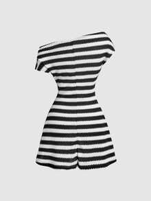 SHEIN MOD Gaun Mini Liburan Bergaris dengan Leher Asimetris dan Potongan Pas Badan - Hitam dan Putih - View 2