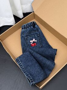 SHEIN 女童藍色棉質牛仔褲，柔軟寬鬆彈性，飾有刺繡櫻桃與蝴蝶結，適合春夏秋冬穿著 - 深色水洗藍 - 查看 5