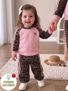 SHEIN Playful Pals 2件組女嬰春秋款棕色與粉色拼色豹紋側邊粉色條紋圓領長袖上衣寬腿褲套裝，可愛運動風 - 藍色 - 查看 3