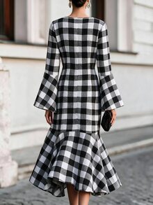 SHEIN فستان نسائي ربيع/خريف أسود & أبيض بنقشة مربعات كبيرة، رقبة دائرية، أكمام طويلة واسعة، خصر مشدود، طول متوسط، حافة ذيل سمكة غير متماثلة مع كشكشة - متعدد الألوان - مشاهدة 3