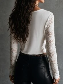 Glimmora 女款極簡性感風蕾絲拼接長袖上衣，深垂領抓皺修身短版蕾絲透視打底T恤 - 白色 - 查看 2