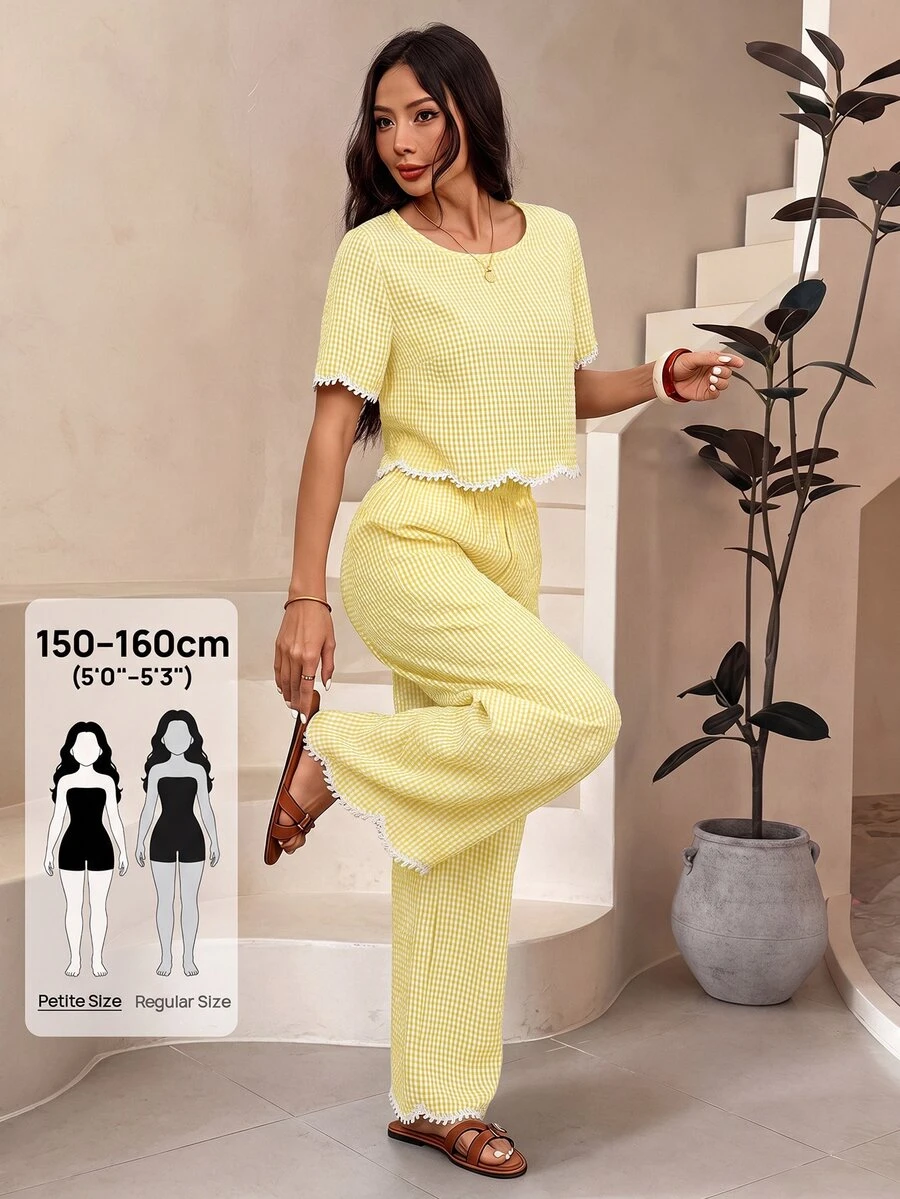 SHEIN PETITE 2件組女款夏季休閒黑白格紋對比色圓領短袖上衣與長褲套裝 - 淡黃色 - 查看 1