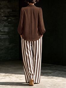 SHEIN 女款黑色長袖襯衫與條紋長褲休閒套裝，日常通勤上班穿搭，秋季兩件套，亞麻套裝，黑白配色，老錢風 - 咖啡棕 - 查看 2