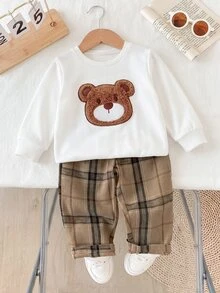 SHEIN 2件組幼兒男孩衛衣長褲套裝，可愛學院風白色與棕色毛絨熊貼布格紋，長袖圓領合身款秋季聚會套頭衫 - 棕色 - 查看 1